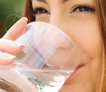 长时间不爱喝水很容易导致血液粘稠度增加