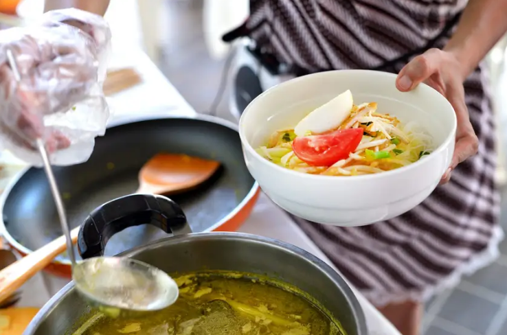 鸡肉汤中挤满了营养成分，无论您是否生病，都可以成为健康的一餐