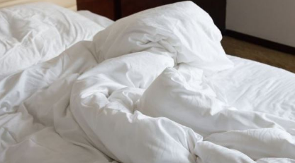 有很多人认为自己的床单和被套看起来不脏的话就可以不换洗