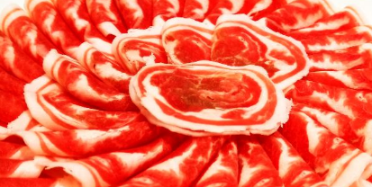 羊肉是一种动物蛋白而且是一种热性的食物冬季里多吃一些羊肉有御寒的功效