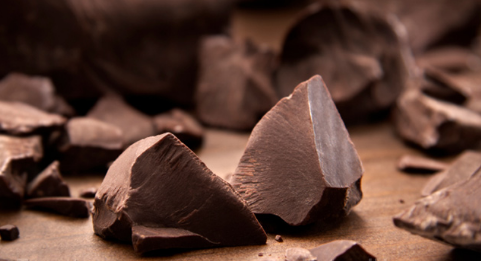 根据一项有趣的研究吃适当种类的巧克力也可以帮助您改善心情