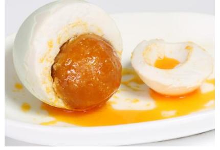 咸鸭蛋是运用新鮮鸭蛋历经食盐水腌渍而成的美味可口