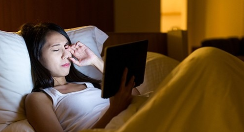 现代人睡觉前大多抱着手机