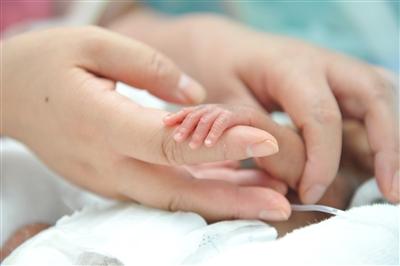 出生后立即皮肤接触可改善早产儿的存活率