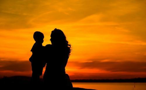 研究揭示了为什么母亲要冒额外的风险来保护自己的孩子