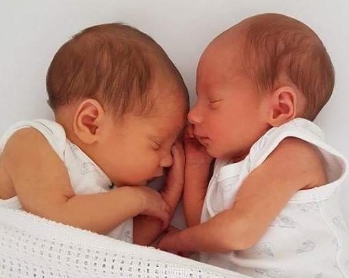母亲的心理健康可能会影响怀孕期间双胞胎和单身人士的触摸和运动