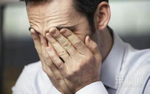 有视力障碍的人在走路时越过障碍时会更加谨慎