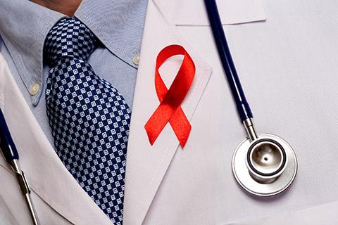 越来越多艾滋病病毒感染者开始并继续接受治疗