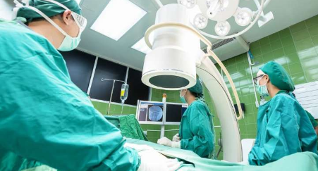 熟练的外科医生将结肠癌的生存率提高了70％