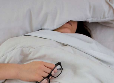 人们对睡眠和消极事件的反应更好 睡眠更多