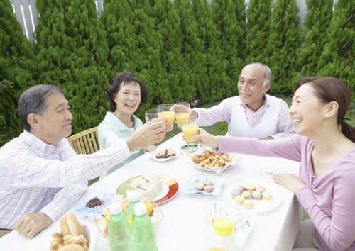 一项新研究显示老年人不会拥有更多的好朋友