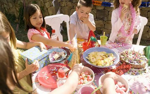 研究表明让孩子自己挑选零食可能会帮助您更好地饮食