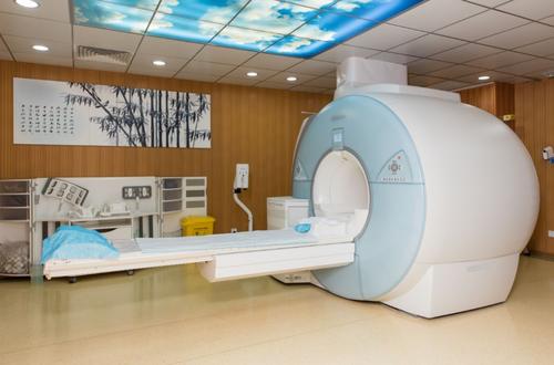 在致密的乳房中发现癌症时简化的MRI表现优于3D乳腺摄影