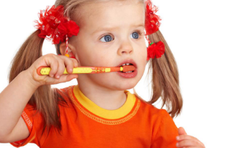 儿童使用过多的牙膏会增加蛀牙的风险