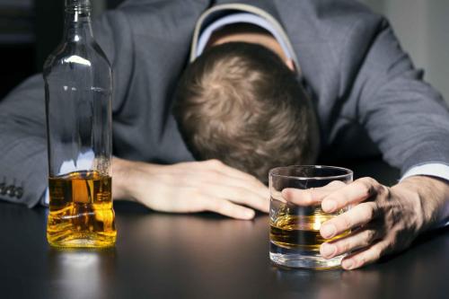 家庭中的酒精中毒会影响大脑在活跃状态和休息状态之间的切换方式