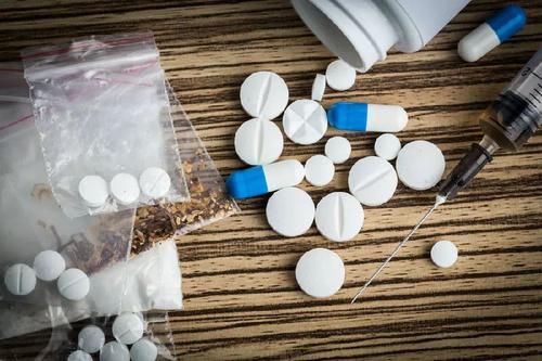 在处理抗生素和阿片类药物时， 药房会让顾客无所适从