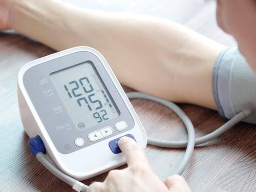 控制80岁及以上人群的血压的正确目标是什么
