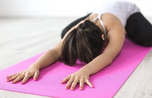 新的研究发现腰痛瑜伽可增强睡眠