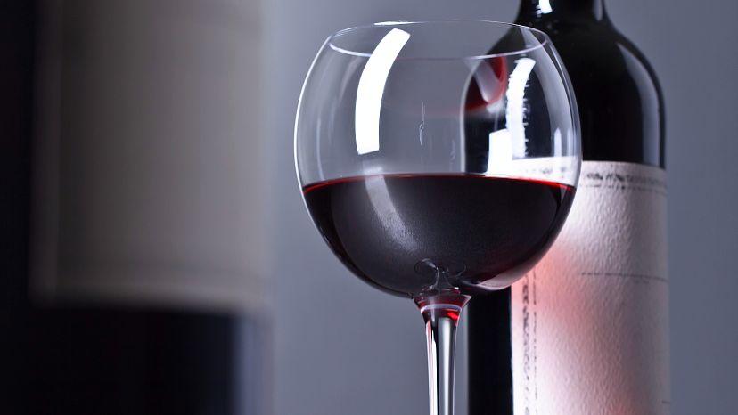 橡木桶中的香豆素化合物可能会增加葡萄酒和烈酒的苦味