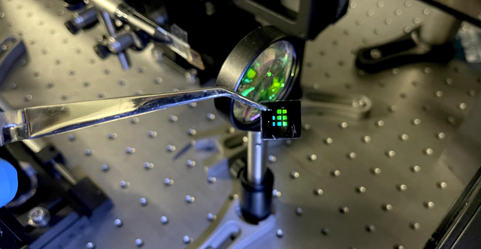 量子点可在室温下为硅光子发射红外激光