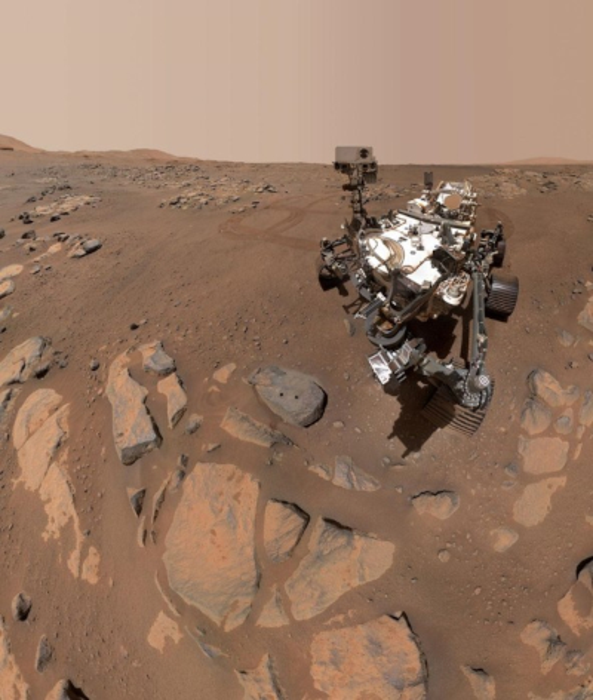 火星杰泽罗陨石坑底部的岩石显示出与水持续相互作用的迹象
