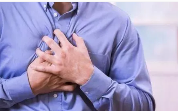 胸痛可能会延伸到胸外 这通常需要由专业人士检查