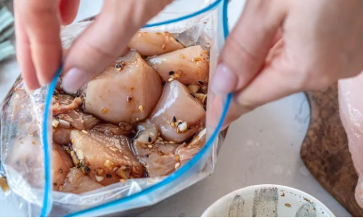 如何判断冰箱里的生鸡肉是否坏了