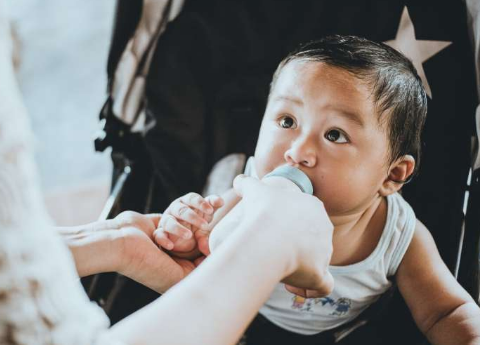 配方奶粉可能适合婴儿 但专家警告幼儿不需要它