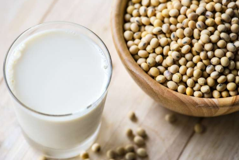 母乳喂养时喝牛奶可以降低孩子食物过敏的风险