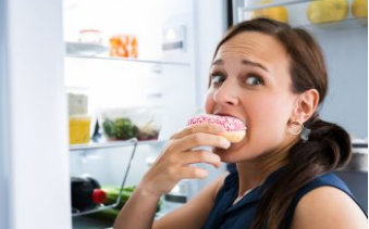 新研究表明孤独会引发女性对糖的渴望