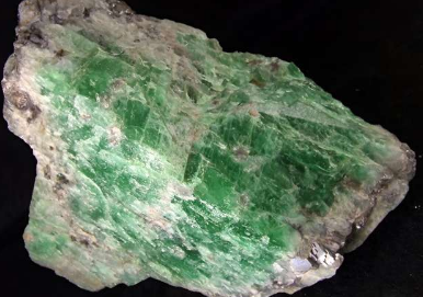 绿色之谜铅铜正长石揭示隐藏资源