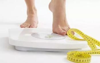 在大学的第一年男性学生的饮食和体重增加较差