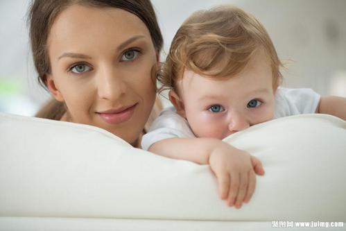 专家警告说，与宝宝一起睡觉会大大增加婴儿猝死的风险
