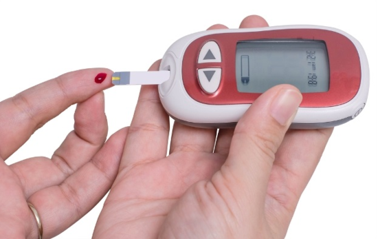 智能手机套在旅途中提供血糖监测