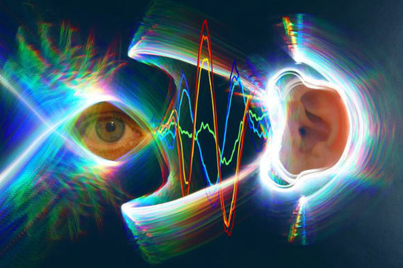 研究人员发现 眼睛和耳膜同步移动
