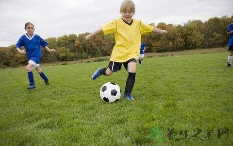 研究发现踢足球的常规命中会对大脑造成伤害