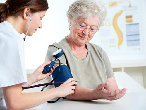 在低收入地区接受治疗的人群中血压控制的可能性较小