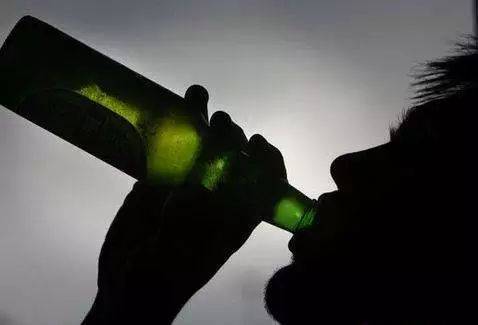 多年的教育可能会影响饮酒行为和酒精依赖风险