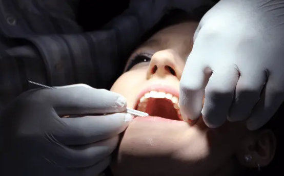 医生刺激干细胞修复牙齿腔