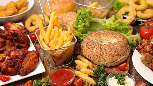 食物和饮料上标注消耗卡路里的运动量和类型 可能是鼓励人们做出饮食选择更有效的方法