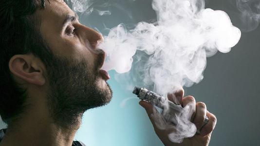 同时使用电子烟和可燃香烟的年轻人 患中风的风险明显更高