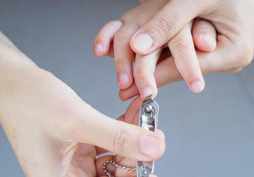 如何正确剪裁和照顾你的指甲