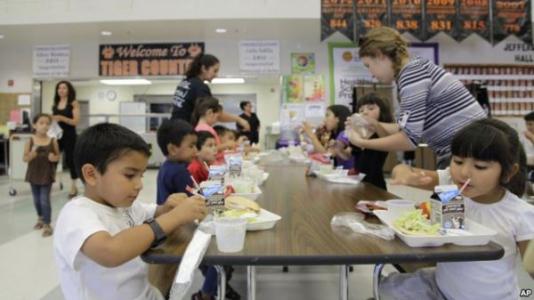 一项重大调查显示在英语小学中只有不到两顿午餐能满足营养标准