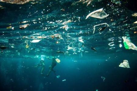 如何跟踪塑料污染的来源