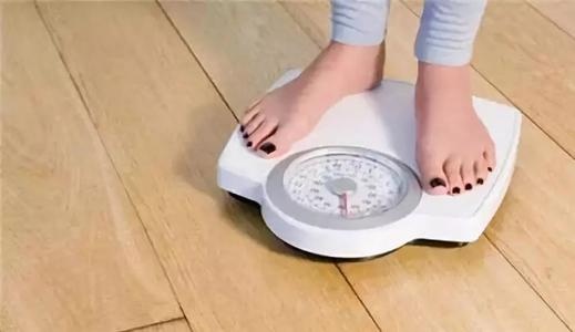每日自我衡量可以帮助人们避免假期体重增加