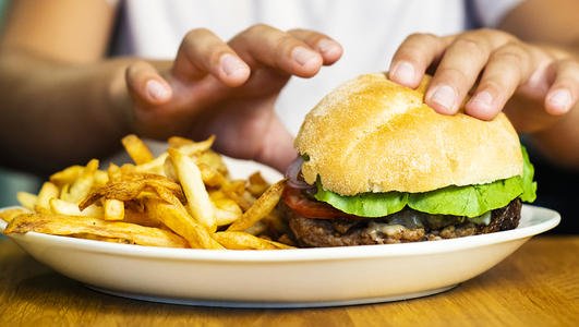 一项新的研究表明暴饮暴食会降低激素信号的水平